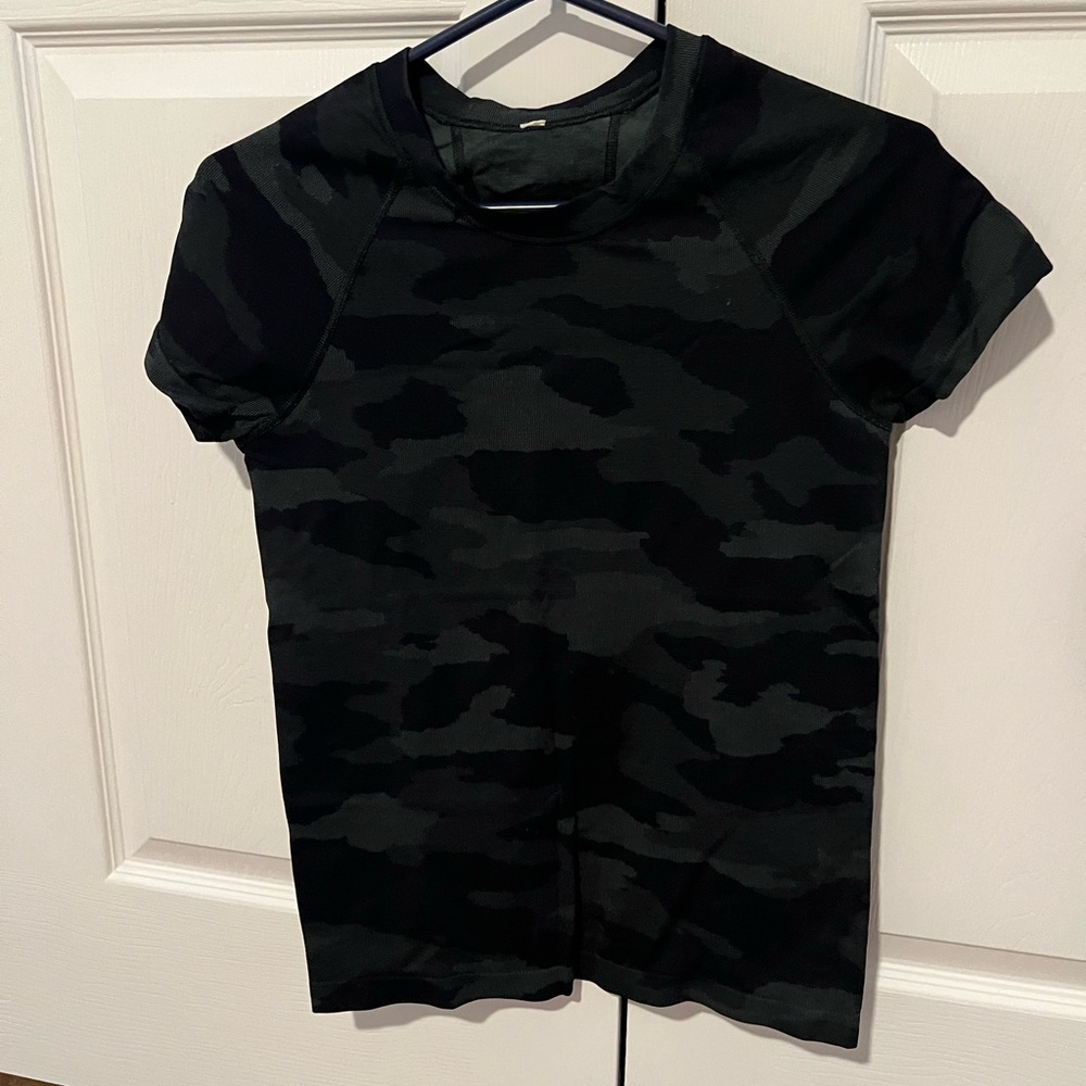 Athleta Black Camouflage Short Sleeve Tee